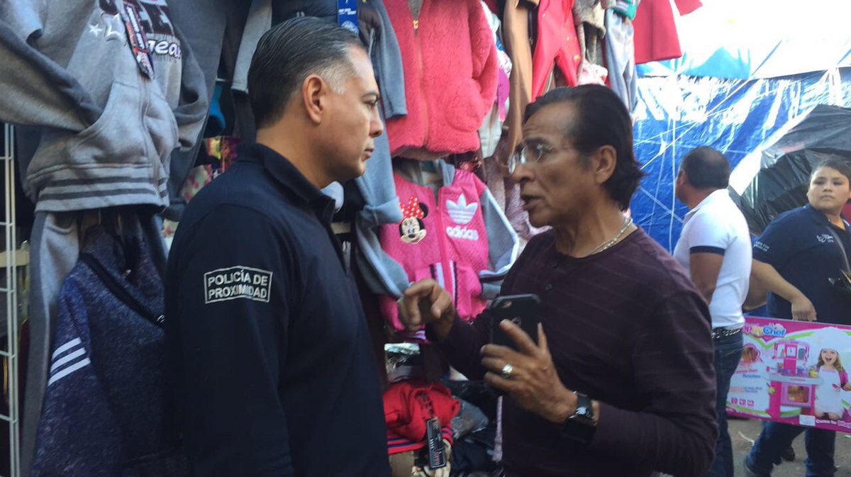 SSPMQueretaro's tweet photo. #SSPMQ, Juan Luis Ferrusca hace recorrido por zona del mercado Escobedo. Pide ignorar rumores de redes sociales que busquen alterar la calma https://t.co/LTVBLgcMqm