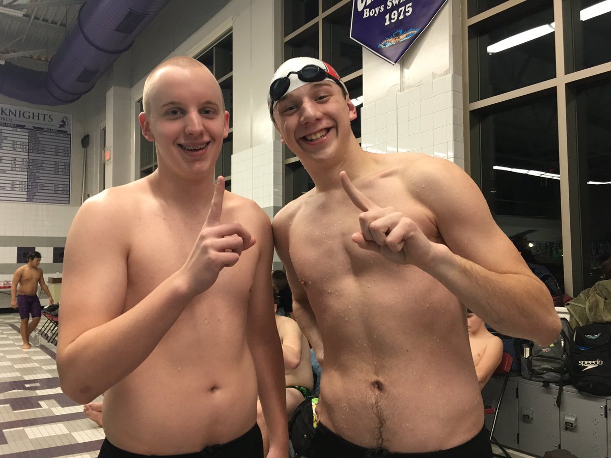JVRedhawks's tweet photo. best buds!! #roadtojvstate #Betroit #itsourtime https://t.co/OAv9EdBM46