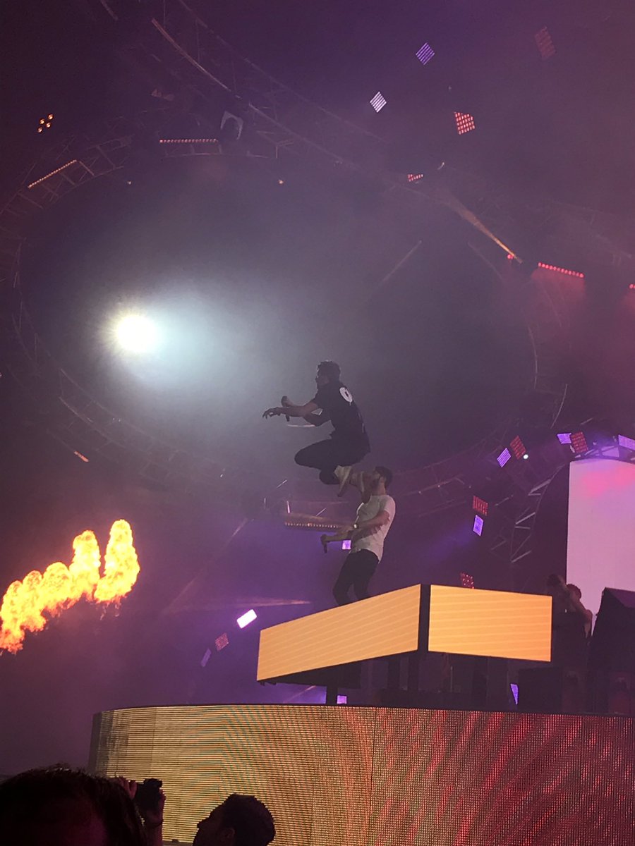 Chelseyy_Bea's tweet photo. THANK YOU FOR EXISTING #laccdreaming @TheChainsmokers https://t.co/uEFRokomOi