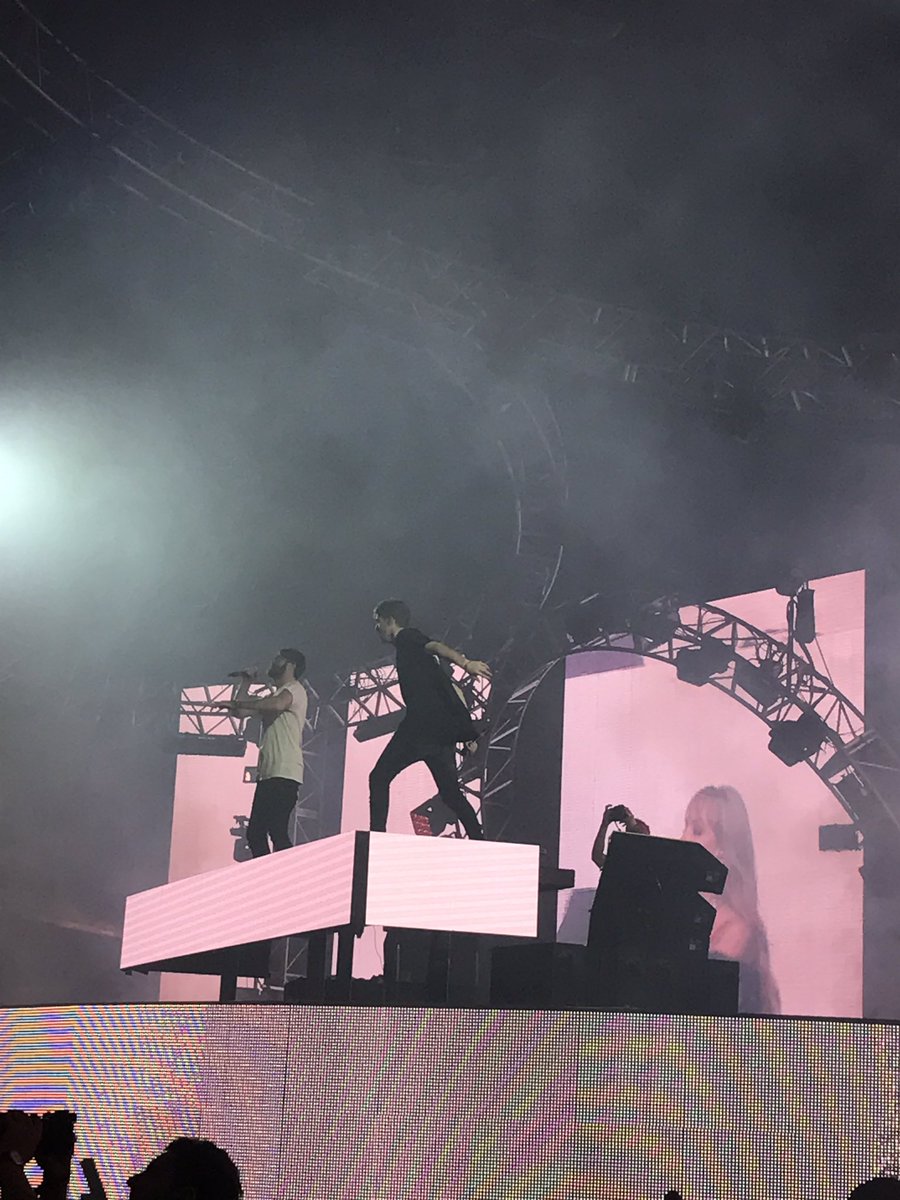 Chelseyy_Bea's tweet photo. THANK YOU FOR EXISTING #laccdreaming @TheChainsmokers https://t.co/uEFRokomOi