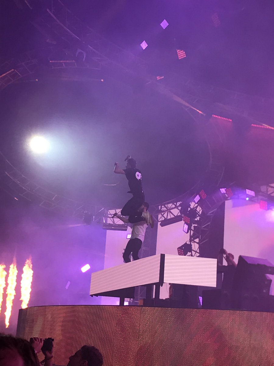 Chelseyy_Bea's tweet photo. THANK YOU FOR EXISTING #laccdreaming @TheChainsmokers https://t.co/uEFRokomOi