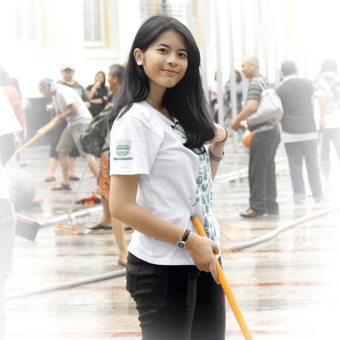 Selamat Hari Jumat, yuk Actioners sebelum beraktifitas, sempetin biasain bebersih lingkungan sekitar bareng2. Biar kotanya cakep :)