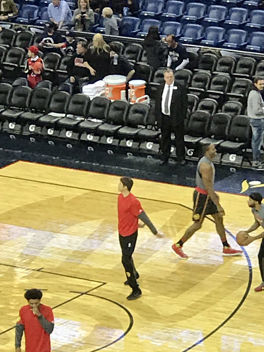 TheDunkCentral's tweet photo. Kyle Korver warming up with the Hawks right now..... is someone going to tell him? https://t.co/1rIpuoGQzN