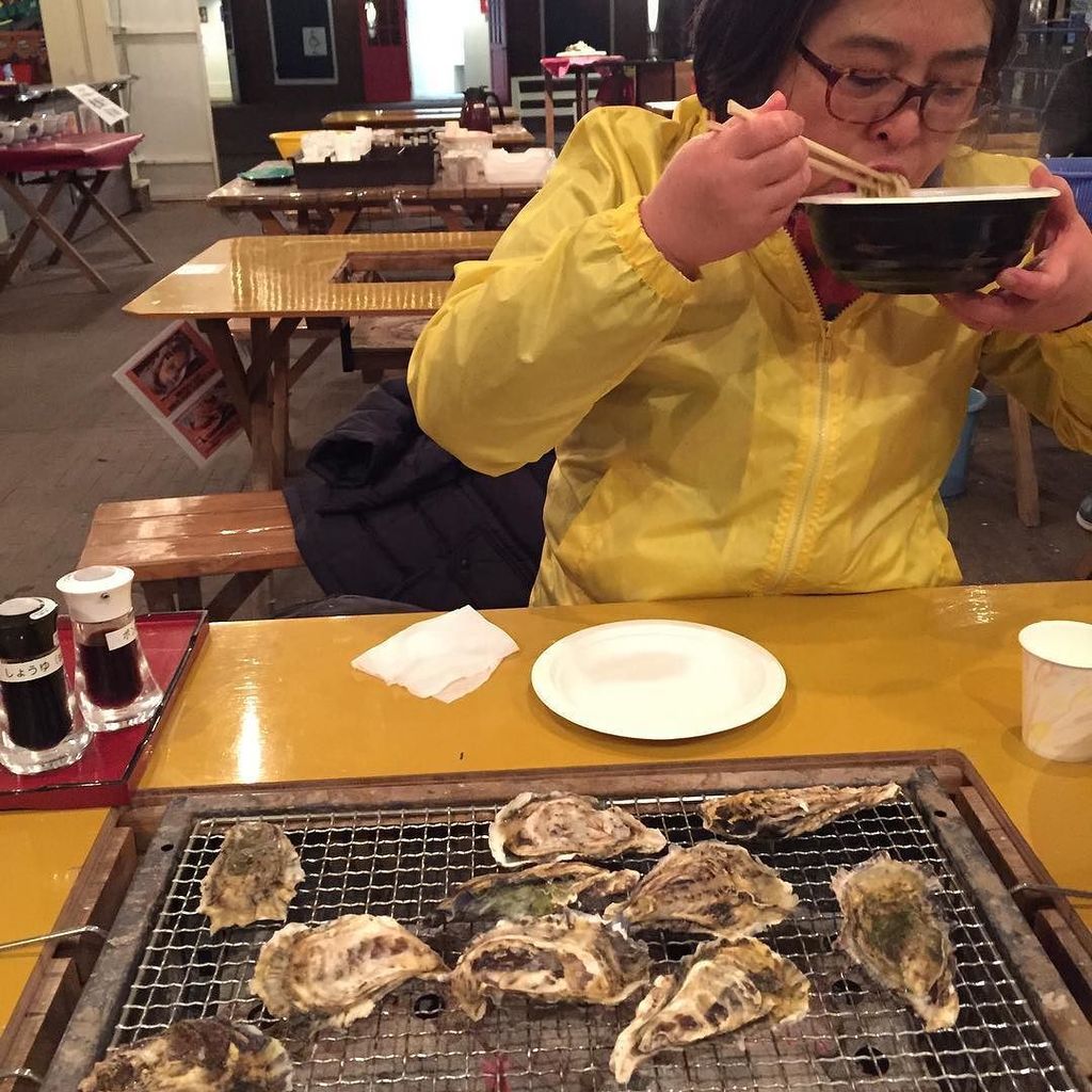 きたちくん 炭焼殻付き牡蠣と五島うどん 汚れ防止用の黄色いウィンドブレークを着用 別に必要なかったかも 10個1200円 炭代300円 T Co O1l0wa7xe4