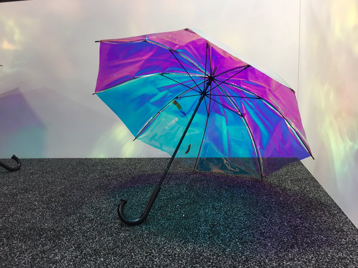 A smart umbrella that sends weather alerts when you need it! igg.me/at/oombrella/ <a href="/the_oombrella/">oombrella ☔</a> #CES2017