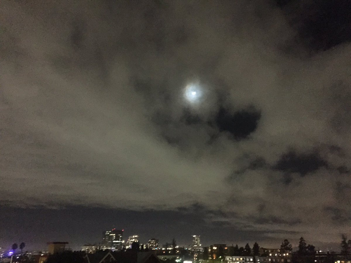 Jen77_r's tweet image. ️The clouds are dancing 🎶 around the #moon in this winter night ❄️❄️❄️ #awinternight #aftertherain #jenskylover #cresentmoon #coldnight