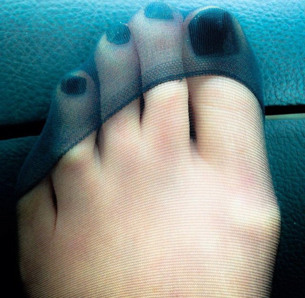 stiekenjongetje's tweet photo. #pantyhose 
#pantyhosefeet
#toes https://t.co/MrZ7z1cMvu