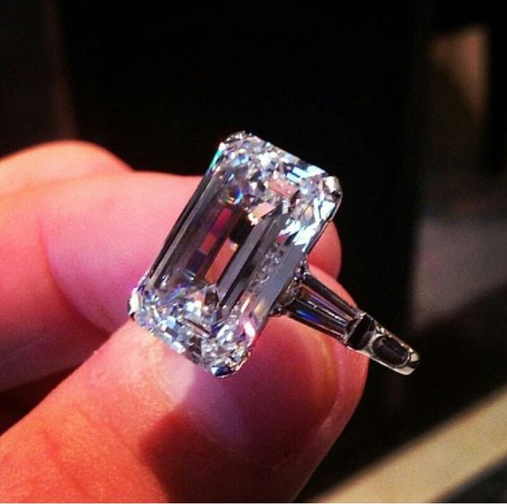 LuxuryBuyers's tweet photo. How exclusive is #Graffdiamond #jewelry? Find out with #LuxuryBuyers https://t.co/1EPpEhL8tq https://t.co/hgCEczzzlf