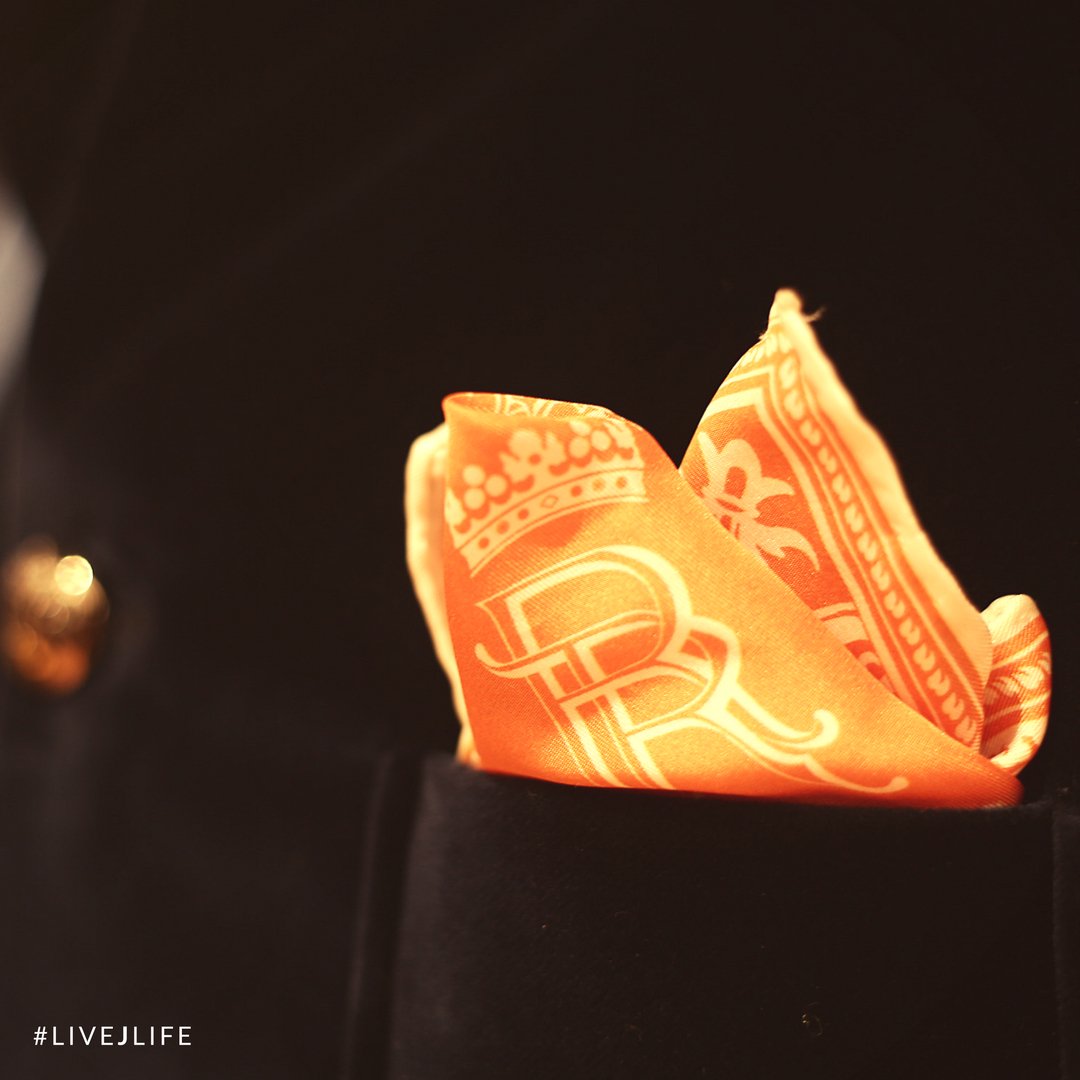 3SeventyRetail's tweet photo. Pocket Square—Aristocratic handcrafted tailoring &amp; brilliant craftsmanship @RRathoreCo #GhodDod #Surat https://t.co/zSSD7BFpiD https://t.co/v5gQ8BXkAn