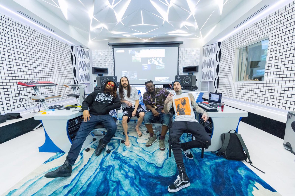 Steve Aoki on Twitter: "Fuc?ing in the studio w/ my frenzzzzz @tpain @liljon @travisbarker #neonfuturecave… "