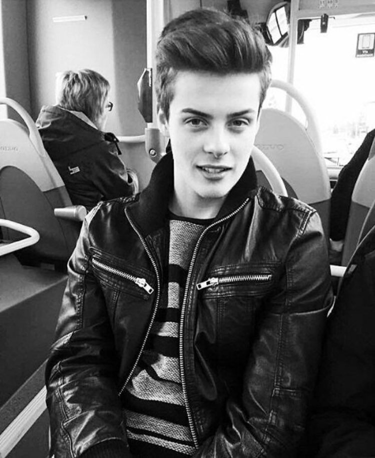dixondefense's tweet photo. CAN WE GET THIS TRENDING?? #HermanToAmerica 😭😍@HermanForReal https://t.co/KRLZN894Zg