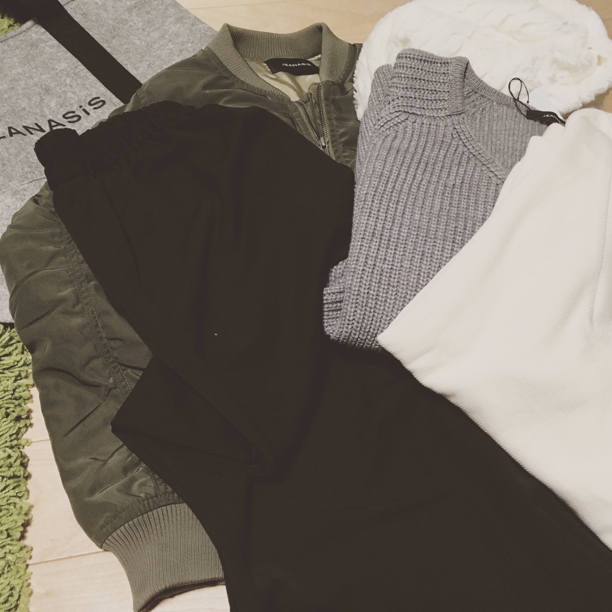 Nao ジーナシス福袋やっと届いた その他2の福袋 今回の福袋の中では一番ハズレ W 色番カーキだったからma 1は入ってると予想してたけど 形がイマイチ 来年は買わないかなs ジーナシスの福袋ネットで買うときは色番チェックをオススメし