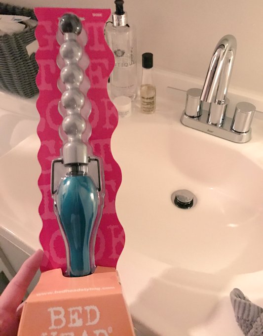 This is a curling iron? Damn.. could have fooled me 😳 https://t.co/6eGPtM6tit