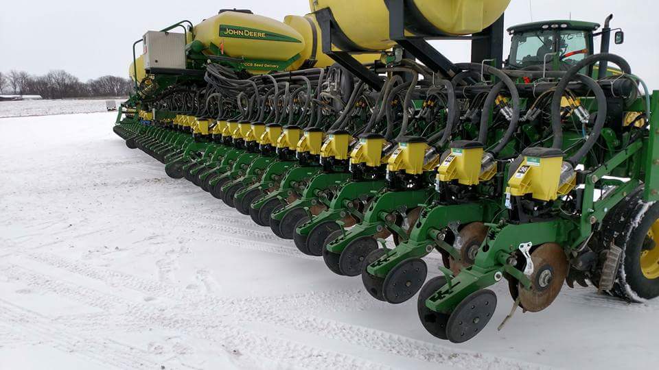 Coolhand_Luke75's tweet photo. Finished one of two 36 rows of #deltaforce and #vdrive  finished now to wrap up a other 36 tomorrow. @precision_plant #bottomlinesolutions https://t.co/5ufgMignJi