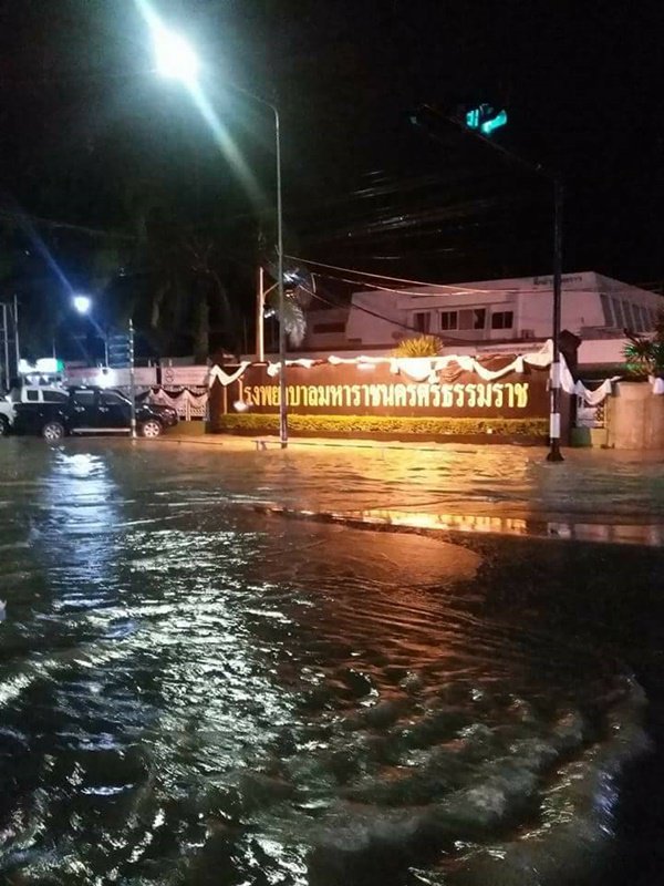 thaiflood's tweet photo. [10.11 น.,6 ม.ค.] #น้ำท่วม นครศรีฯ วิกฤต ล่าสุด ประกาศปิดสนามบิน-น้ำทะลักเข้าโรงพยาบาล https://t.co/6VyLriSLuv  #Thaiflood #น้ําท่วมภาคใต้ https://t.co/OpfLabDVuj