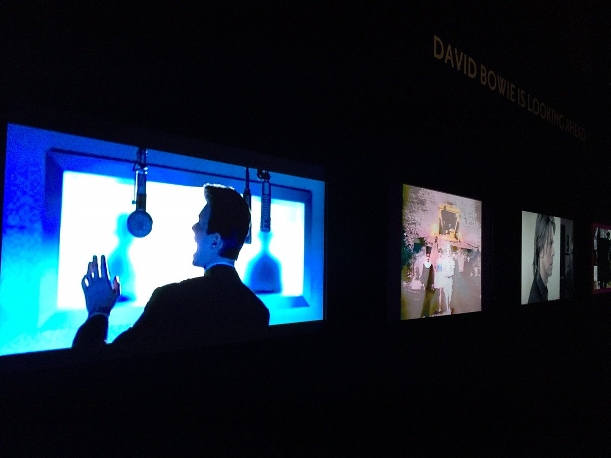 G_Shincho's tweet photo. デヴィッド・ボウイ展では入場時にヘッドフォンが手渡されますが、会場のあちこちに設置された画面に近づくと、自然と音が聞こえてきます。そこではボウイが歌ったり踊ったりで、いや、これは楽しすぎるでしょう。 https://t.co/xhTWWOZ9uK