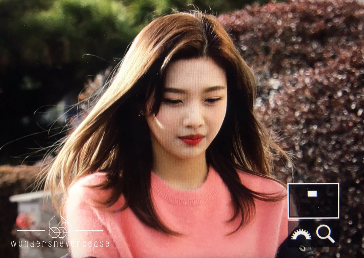 WNCJOY's tweet photo. 170106 트릭&amp;트루 출근
#레드벨벳 #조이 #JOY #RedVelvet 
22살 수영언닝 😇 https://t.co/urjyd5VZdm