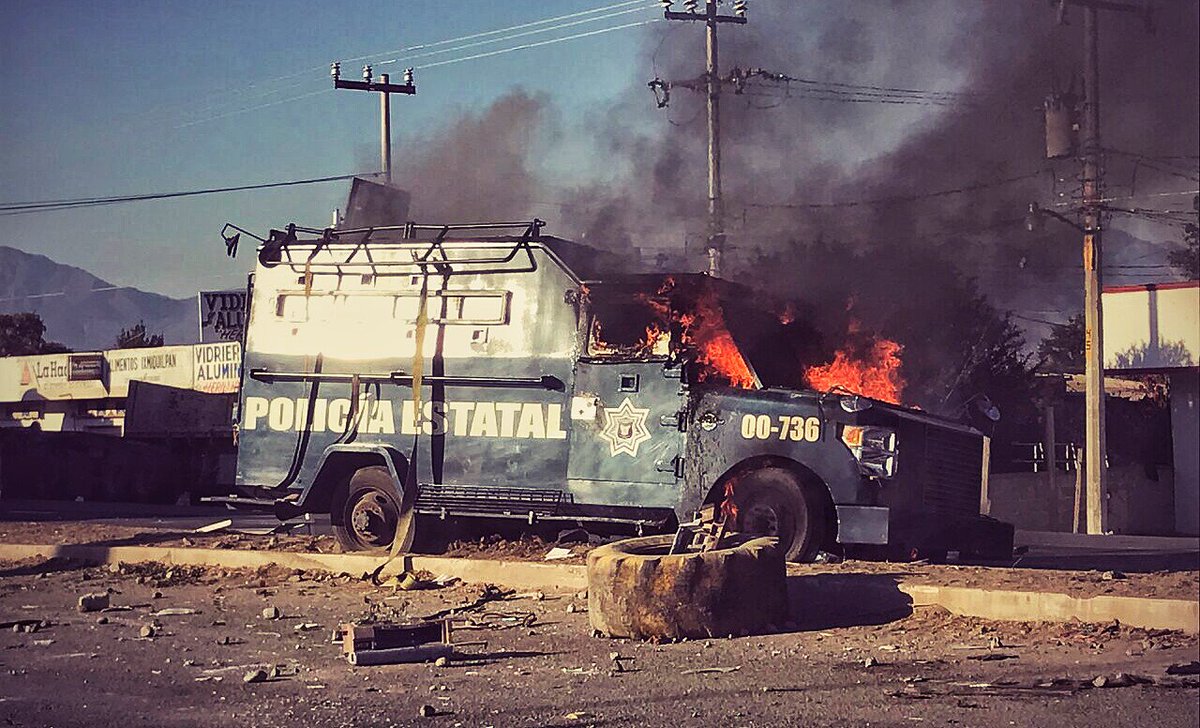 syndicalisms's tweet photo. #Mexico: Police attacked a citizen blockade protest over gas hikes in #Ixmiquilpan #Hidalgo. Citizens resisted. #Gasolinazo via @RadioZapote https://t.co/Q49zTOwdek