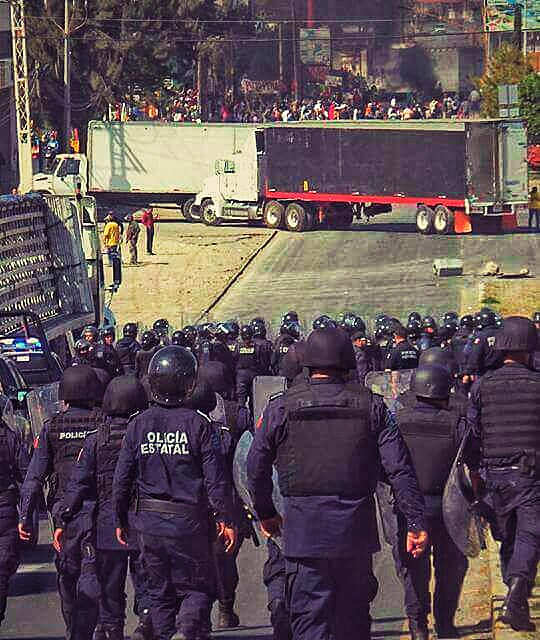 syndicalisms's tweet photo. #Mexico: Police attacked a citizen blockade protest over gas hikes in #Ixmiquilpan #Hidalgo. Citizens resisted. #Gasolinazo via @RadioZapote https://t.co/Q49zTOwdek