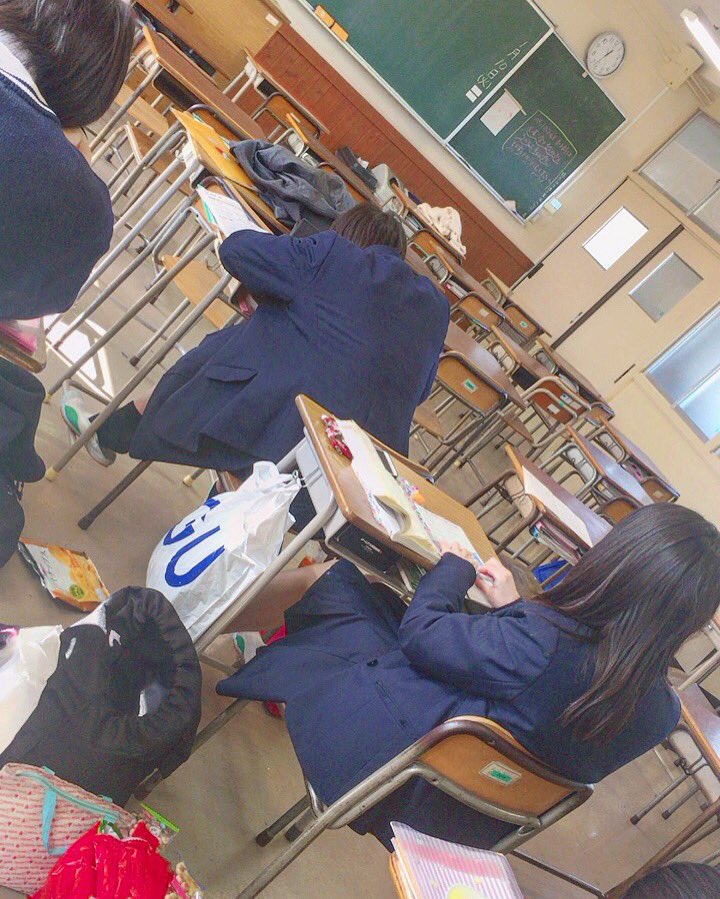 WeareYNBBC's tweet photo. 女バス(文系6名)部活前に必死で宿題をやってます。
終わる気がしない。
テスト勉強なんてする暇ない。 https://t.co/H4wiNKsUG6