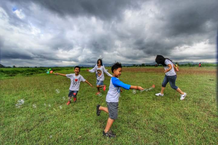 anna_lettysia's tweet photo. Serunya bermain balon sabun. Udaranya segar dan indahnya alam menambah kekaguman pd penciptaNya. @cnf_perfumery #CNFKidsPhotoContest https://t.co/hXhaPn90X4