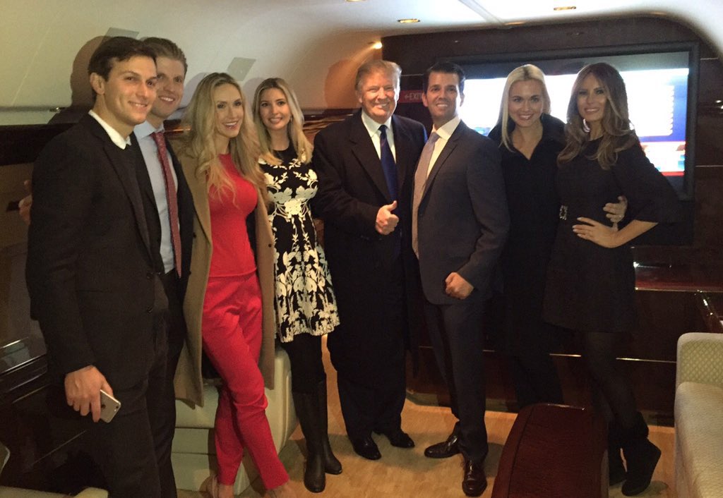 faguettte's tweet photo. Snakes On A Plane 2 (Coming to theaters near you in 2017) https://t.co/NntEnIUYR8