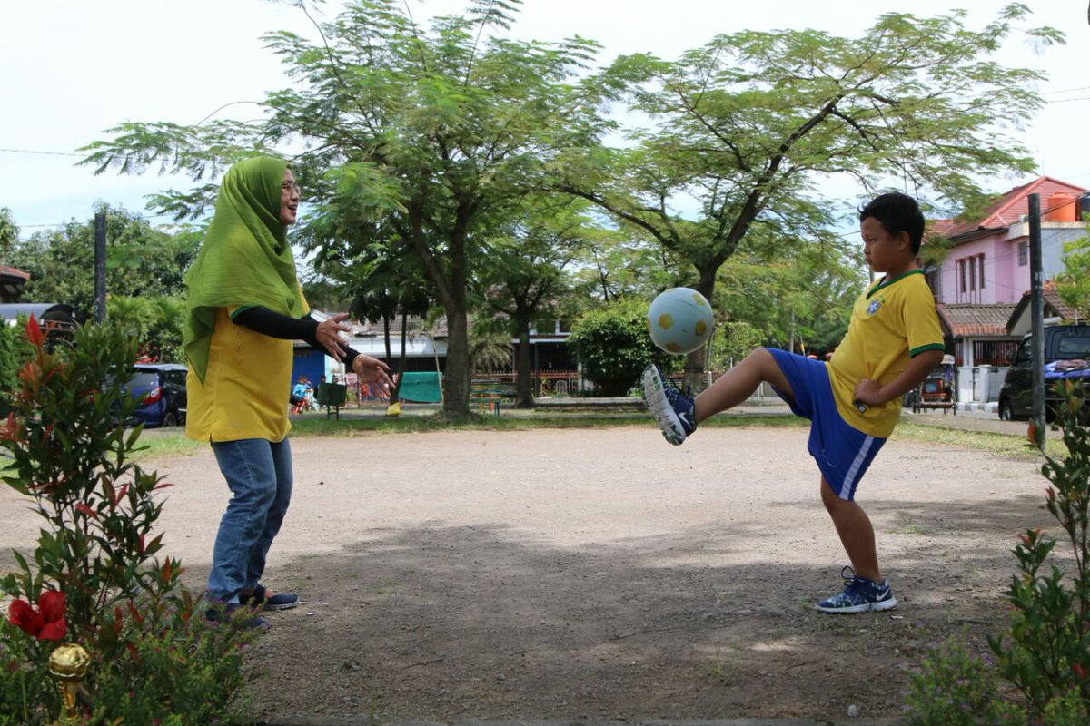 anna_lettysia's tweet photo. Liburan kali ini menemani Bayu bermain bola. Selain menguji ketangkasannya jg bisa menyehatkan badan loh @cnf_perfumery #CNFKidsPhotoContest https://t.co/5OAVKD04hI