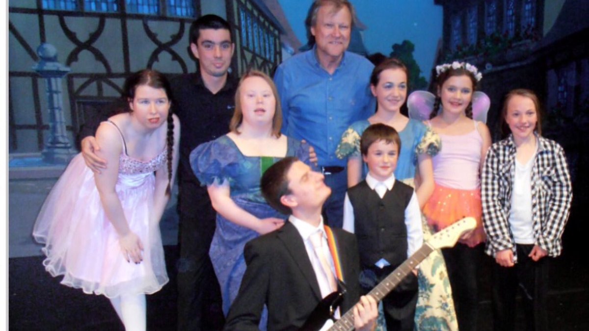 OasisD's tweet photo. When we did sleeping beauty the cast met someone really famous from Corrie here some pictures of cast meeting him https://t.co/PKtqIoTi9p