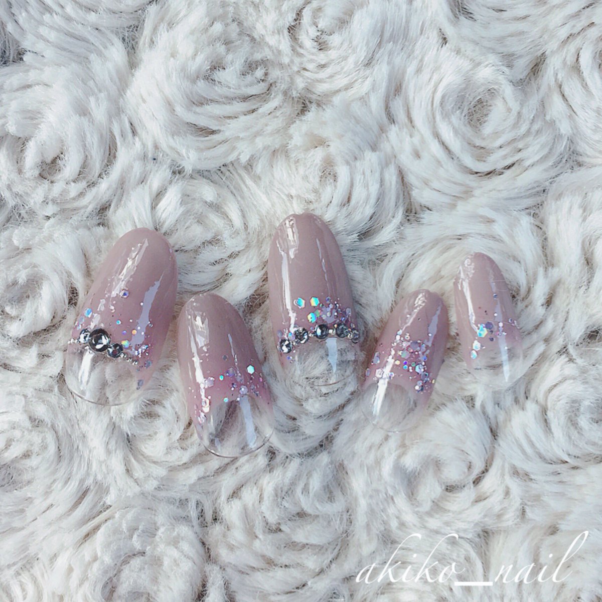 Akiko En Twitter デュカート シーッ で深めのフレンチネイル フレンチラインの雑さはラメで誤魔化します 笑 今夜こそはネイルチェンジしたいなぁ セルフネイル オフィスネイル デュカート