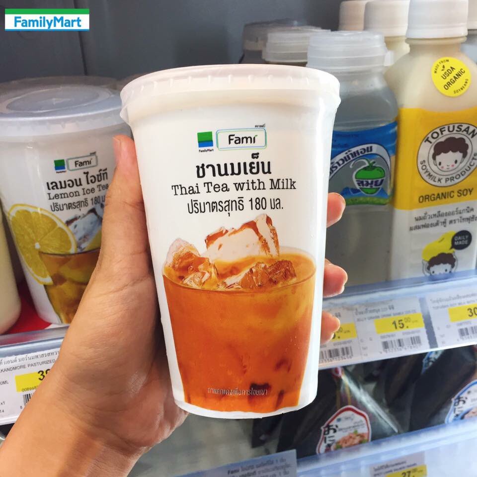ordimantw's tweet photo. และแล้ว Family Mart เมืองไทยก็ขายน้ำแบบที่ขายในญี่ปุ่นสักที เป็นแบบเจาะหลอดพร้อมดื่ม ไม่ต้องไปกดตู้แล้วละ อยากดื่มเย็นอีกก็ใส่น้ำแข็งลงไป https://t.co/A5LssVZ26a
