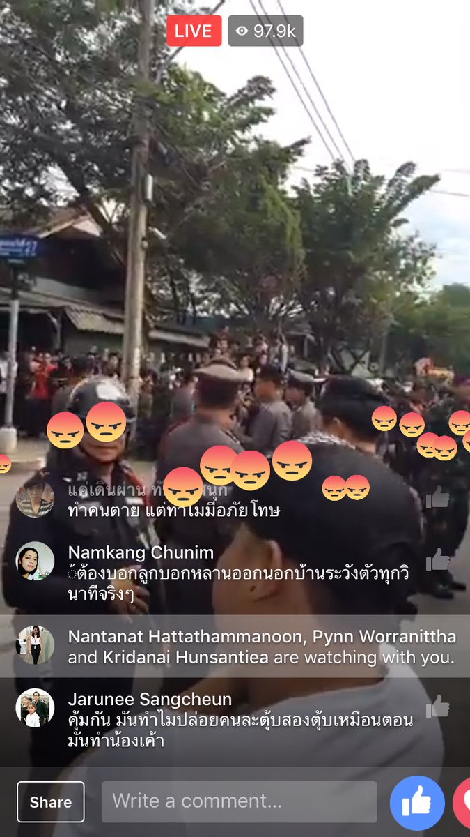 reno____o's tweet photo. Live บรรยากาศประชาชนรอดูหน้า "ไอ้ต้อม" ทำแผนนาทีใช้มีดจ้วงแทงหนุ่มชิงไอโฟนที่ปากซอยสุคนธสวัสดิ์ 27 ย่านลาดพร้าว กทม. https://t.co/vN4ztRpwCZ