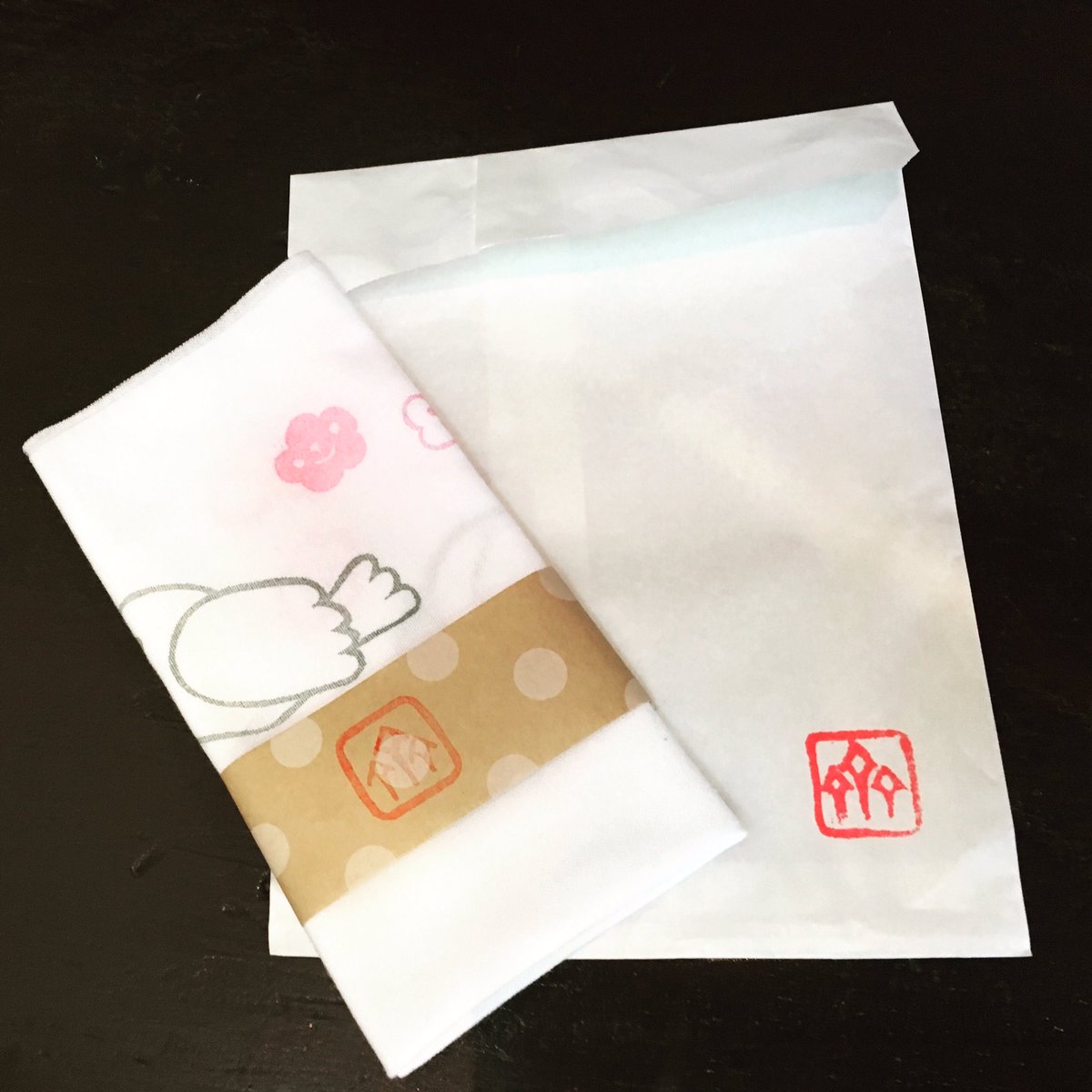 あとりえうたかた 新年のご挨拶にと 当店の取引先であり 友人でもある手作り雑貨齋saiの木村さんに とても可愛らしい手ぬぐい を戴きました いつもありがとうございます 手作り雑貨齋sai 手ぬぐい 手作り ハンドメイド 消しゴムスタンプ