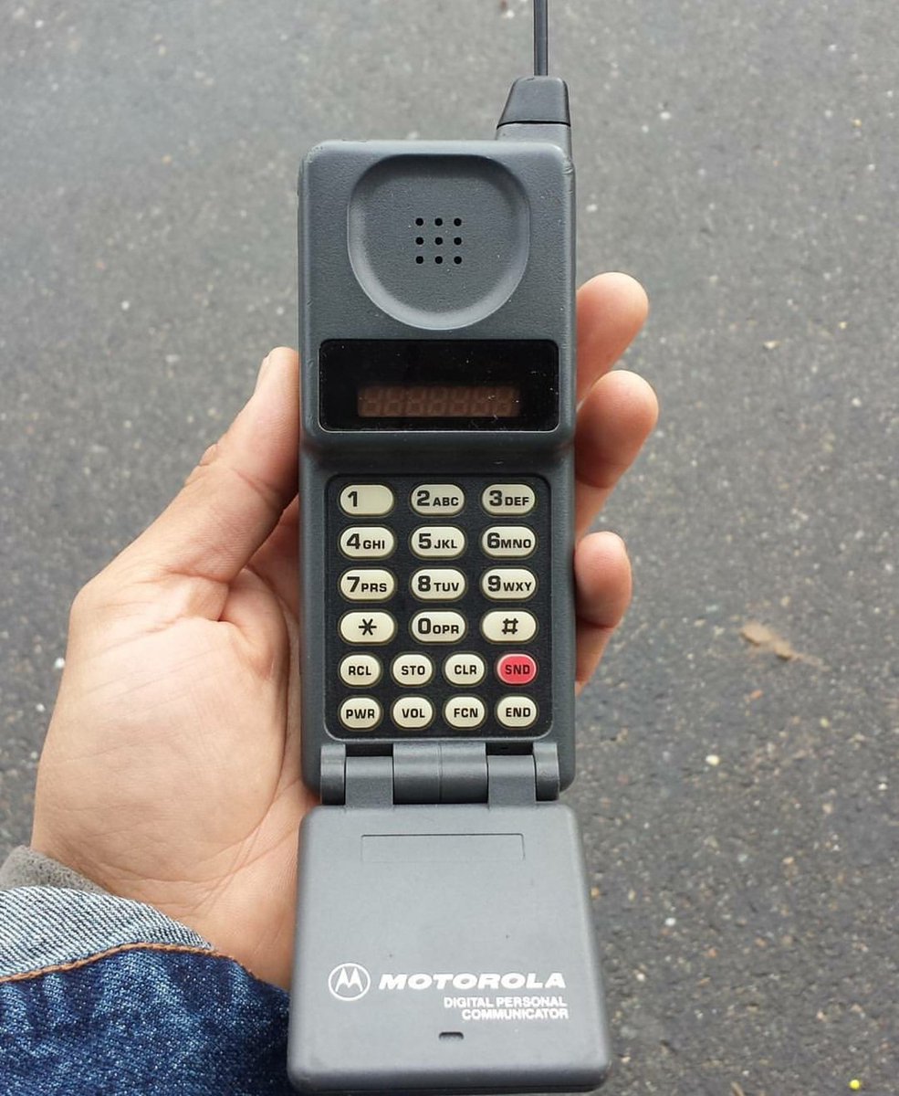 MotorolaHistory's tweet photo. Fun #fact: the antenna was fake and the phone didn't need one. But it was 1989 and people thought external antennas were cool. #motorola https://t.co/EwOAtp82TD