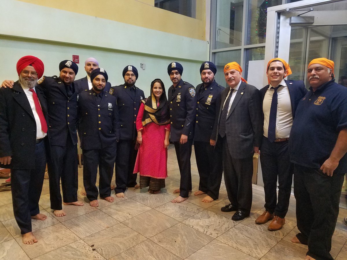 mayorsCAU's tweet photo. .@NYCMayor Bill de Blasio celebrates #Sikh Officers in the #NYPD, now serving with turbans &amp; beards on the birthday of Guru Gobind Singh Ji https://t.co/DW91D1b4dA