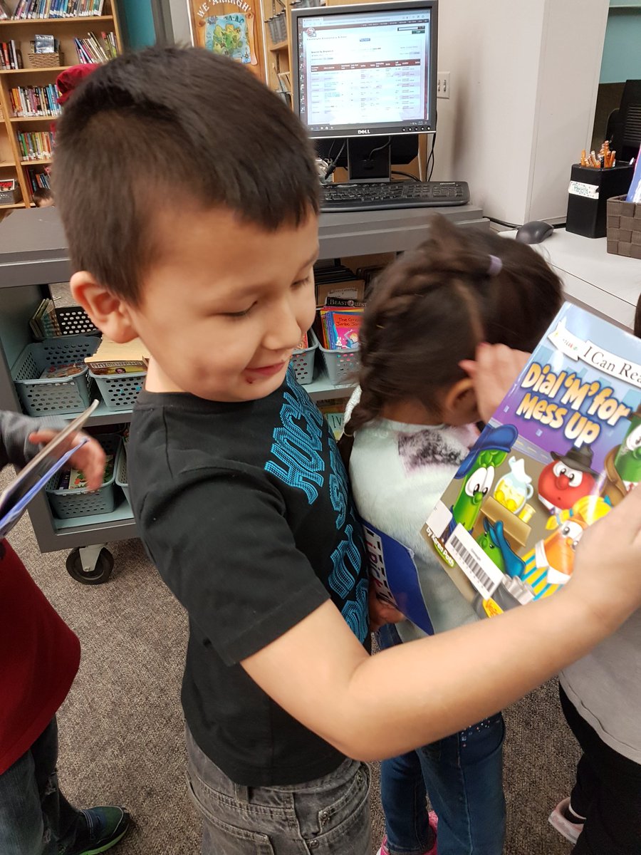 mstinyteacher's tweet photo. First visit to the library in #2017 #newyearnewbooks #3waystoread #earlyliteracy #BOOKS #KindergartenersLoveLibrary #lskysd @ConnaughtNB https://t.co/fiLubnUAUS