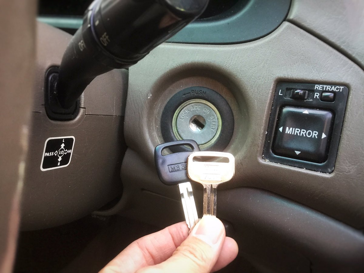 鍵交換 鍵作製 ｋロックサービス Twitterren トヨタ ハリアーの鍵作製 さいたま市 さいたま市は浦和区にて 鍵紛失による 車の鍵作製をいたしました 車種は トヨタ ハリアー 10系 になります ご依頼いただき 誠にありがとうございます ハリアー 鍵