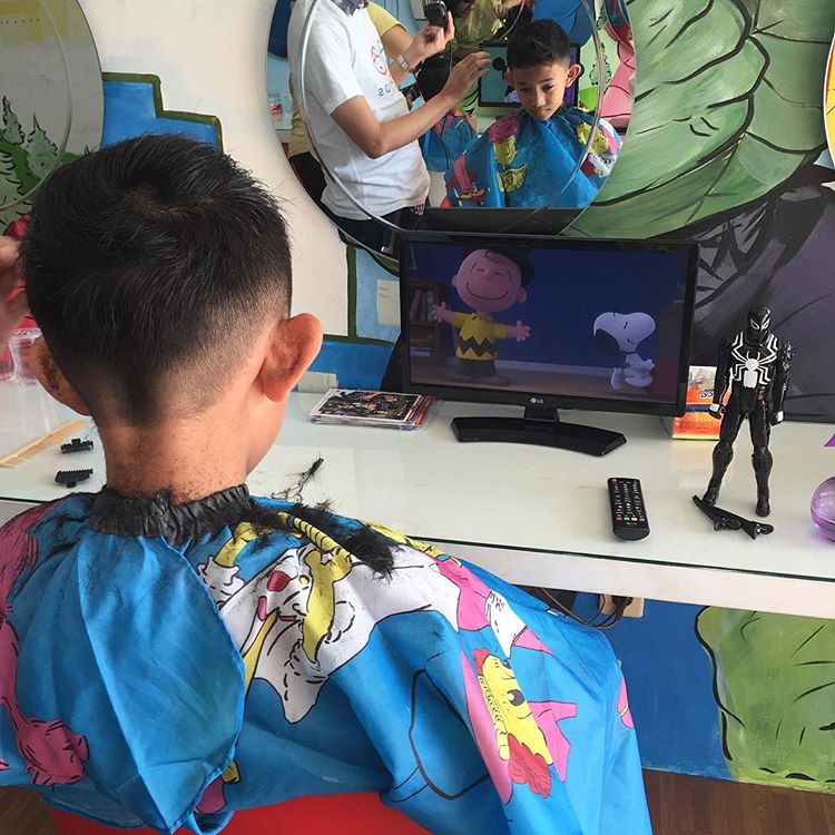 Jangan khawatir mengajak si kecil ke salon. @barberkidsjakarta (IG) tahu caranya supaya mereka mau potong rambut, Moms. Hub 0812 1068 6192