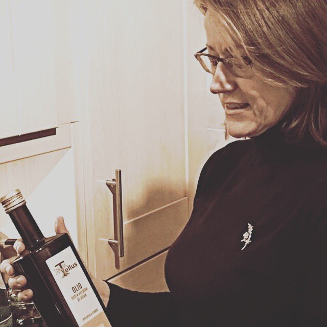 tellusolive's tweet photo. #First shipment to #UK safely arrived and first British Tellus #friend! #tellusolive #customer #oliveoil #madeinitaly #italy #england #evoo https://t.co/cORBF2G9gK