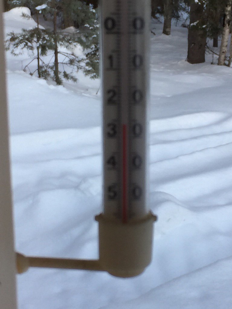 Mökillä Ristijärvellä mukavan raikas ulkoilukeli, aurinko lämmittää, matkalla Sotkamosta oli vielä -32.