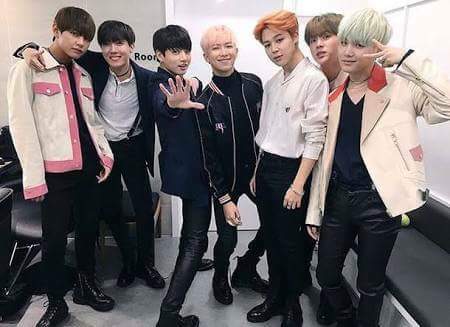 JeonIka's tweet photo. Tetap la Berjuang Army I Love Bangtan Sonyeondan #TeamBTS #SOOMPIAWARDS https://t.co/Tk1TVRlExO