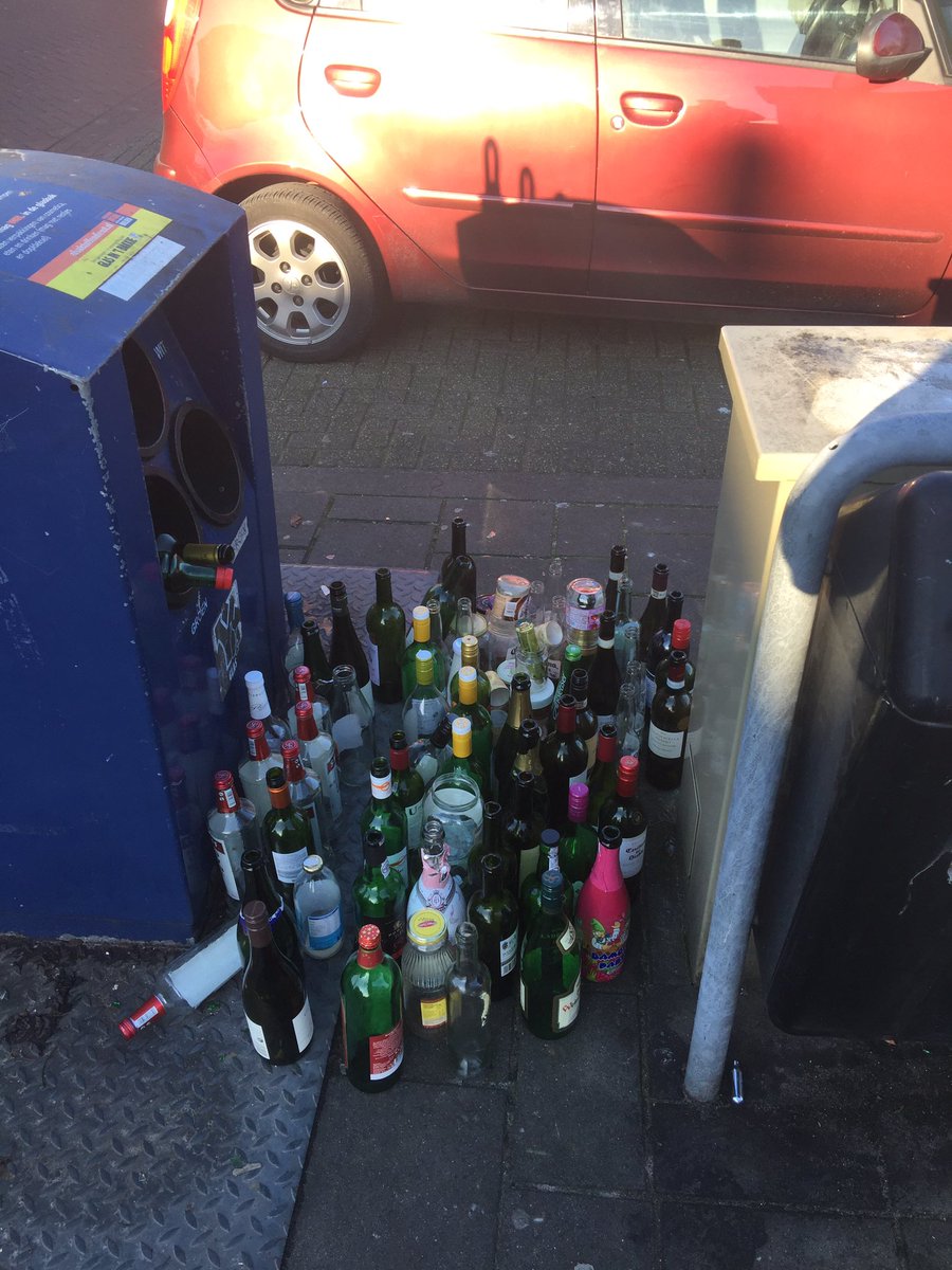 wijkderompert's tweet photo. @afvaldenbosch wanneer wordt deze glasbak gerepareerd en het glas opgeruimd? https://t.co/bFg8UmB6lU