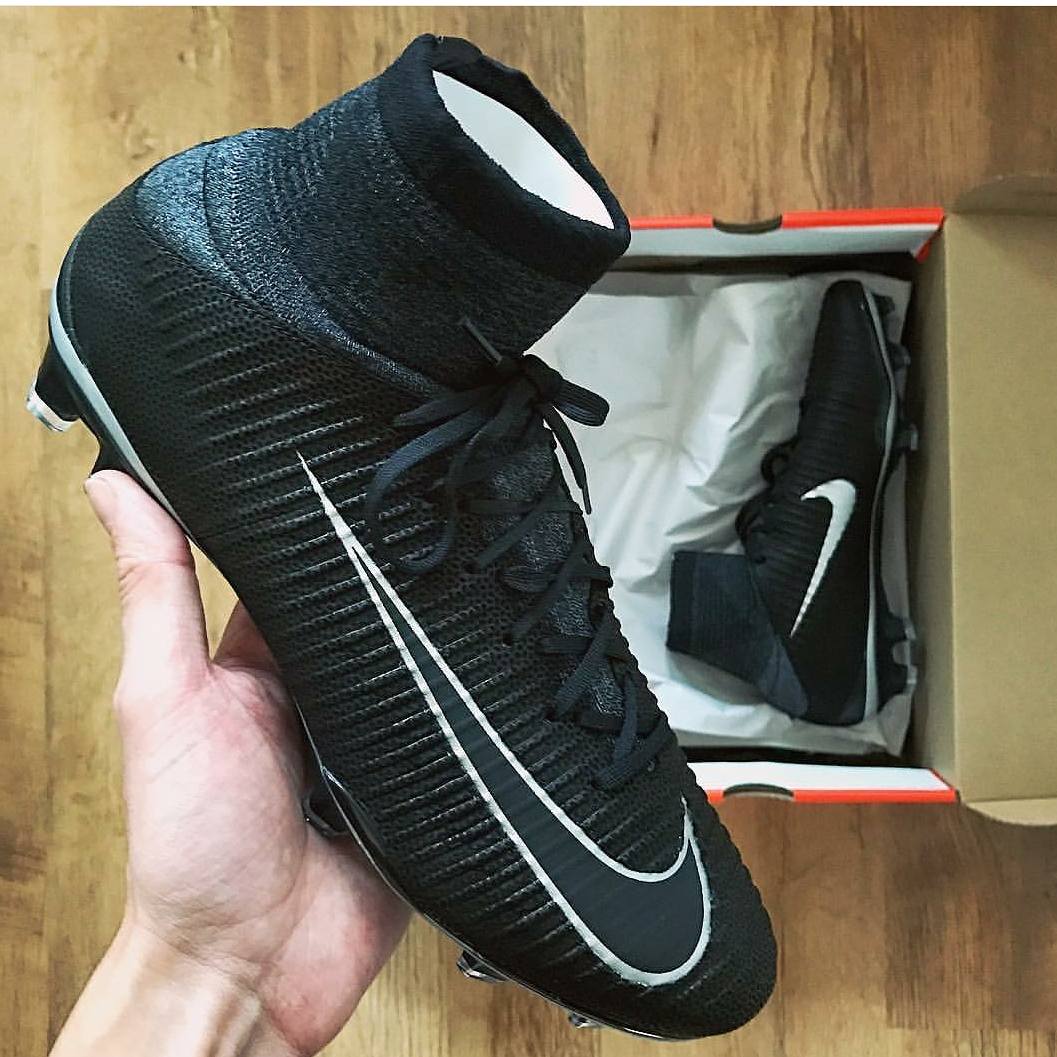 pingittt's tweet photo. Photo of the day from our good mate @thesportlocker showing off his new @nikefootball #Superflys! What do we think? #pingittt https://t.co/OurNLtOlYM