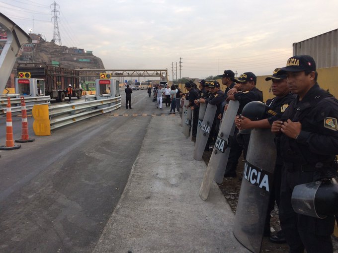 PUENTE PIEDRA :  CAOS  VEHICULAR  PESE A SUSPENSIÓN DE PEAJE..!!