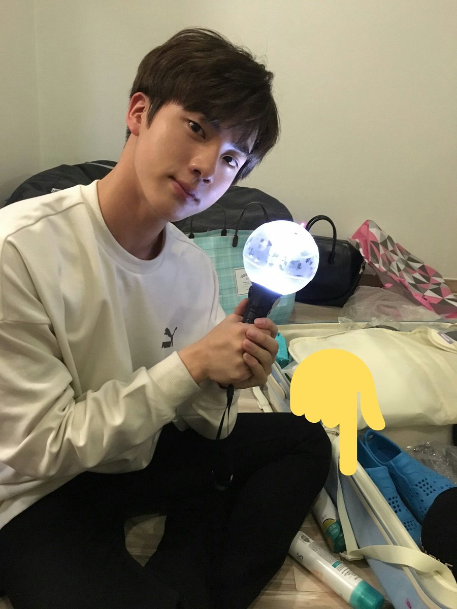 BTS_smallinfo's tweet photo. 진이 정글에 두 통씩이나 챙겨갔던 것은 '식물나라 산소수 워터프루프 선 스프레이'다. 가격은 11,800원이다. https://t.co/wu9csNVxKV