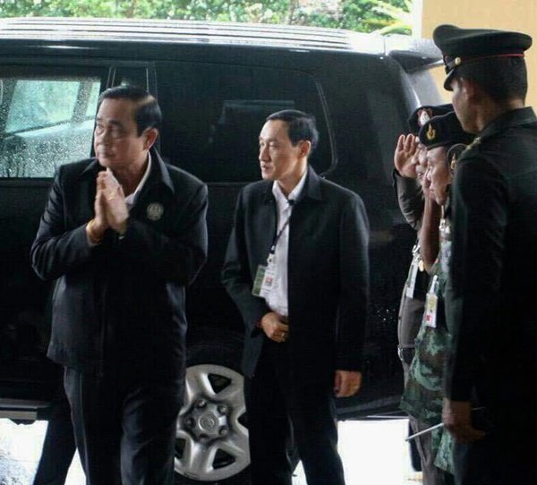 thaiflood's tweet photo. [14.18 น.,6 ม.ค.] บิ๊กตู่ นำคณะชุดใหญ่ลงพื้นที่ #น้ำท่วม นราธิวาส พร้อมถกหน่วยงานมั่นคง https://t.co/Nr1QaGOCMy #Thaiflood #น้ําท่วมภาคใต้ https://t.co/YMjQ9l31MO