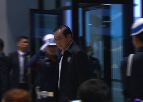 thaiflood's tweet photo. [14.18 น.,6 ม.ค.] บิ๊กตู่ นำคณะชุดใหญ่ลงพื้นที่ #น้ำท่วม นราธิวาส พร้อมถกหน่วยงานมั่นคง https://t.co/Nr1QaGOCMy #Thaiflood #น้ําท่วมภาคใต้ https://t.co/YMjQ9l31MO