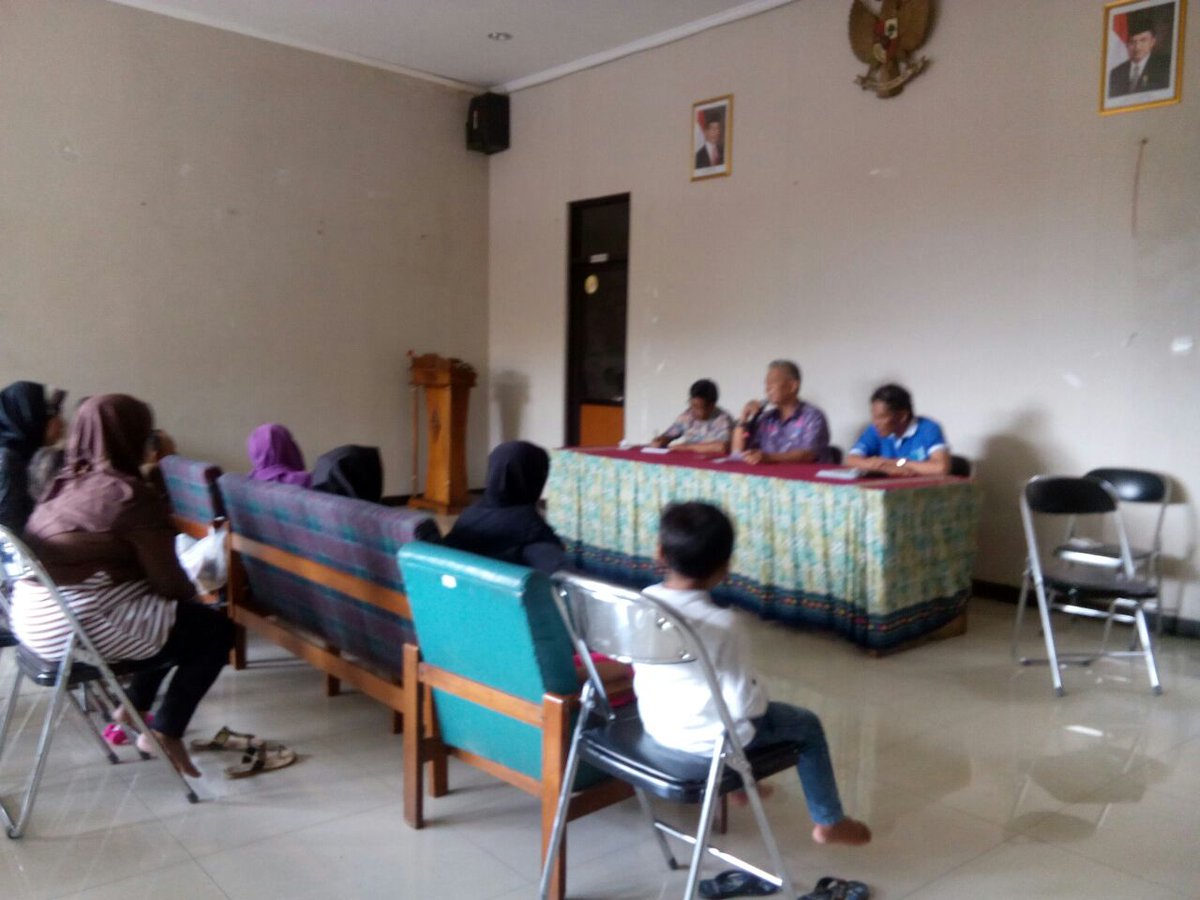 D_Sopyana's tweet photo. @ridwankamil @PemumBdg @DiskominfoBdg @distarcipBDG rapat teknis pelks.kegiatan rutilahu di aula kec.6 jan 2017.moga bermampaat buat warga https://t.co/kQQBe4FDdP