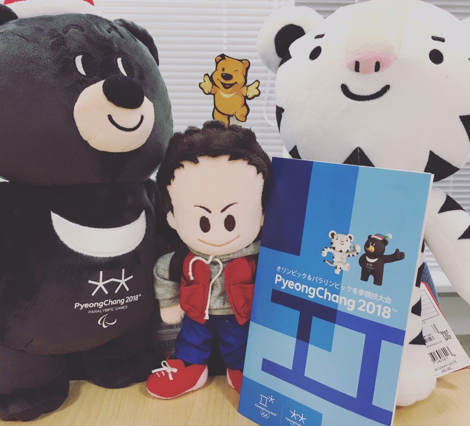 韓国観光公社 東京支社 いよいよ来年開催 18年 平昌冬季オリンピック パラリンピックの大会マスコット スホラン 右 バンダビ 左 が遊びに来たよ 江原道のバンビと一緒に記念撮影 平昌がある江原道地域の最新情報はバンビが発信しているよ