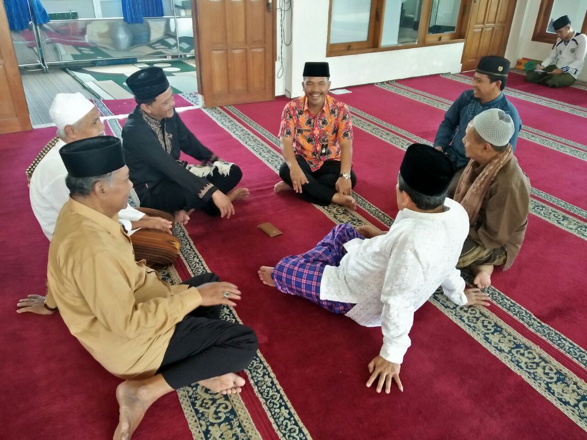melaksanakan Jumling dilanjutkan "NgaBandungan" di Mesjid Al-Adlha <a href="/cisarantenkidu1/">KEL CISARANTEN KIDUL</a> Jum'at, 06Jan17. <a href="/ridwankamil/">Ridwan Kamil</a> @PemumBdg <a href="/DiskominfoBdg/">Diskominfo Kota Bdg</a>