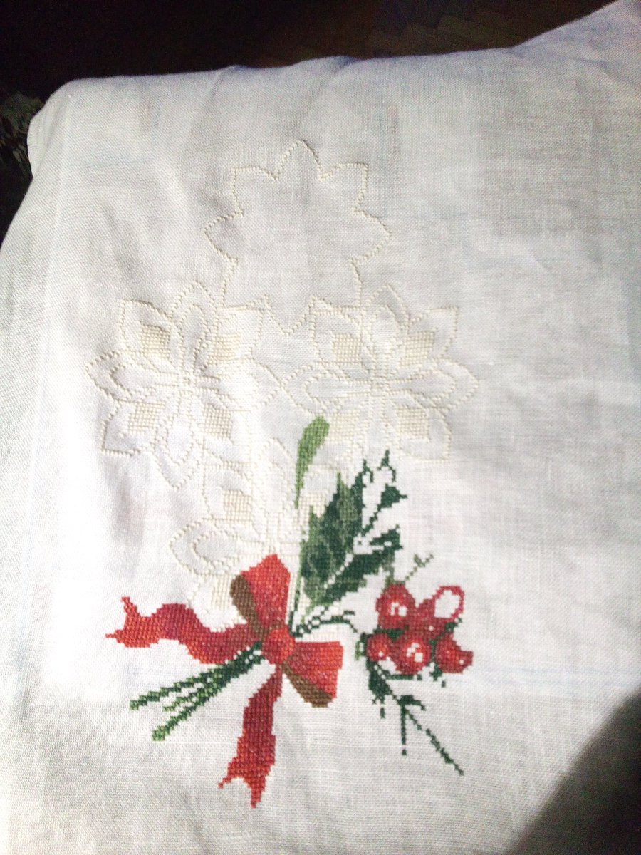 celtett's tweet photo. #ProjectXMas2017 #XMasAllAroundTheHouse #CrossStitch #WIP 1st XMas pillow: day 5 https://t.co/P2RiNo8hDe